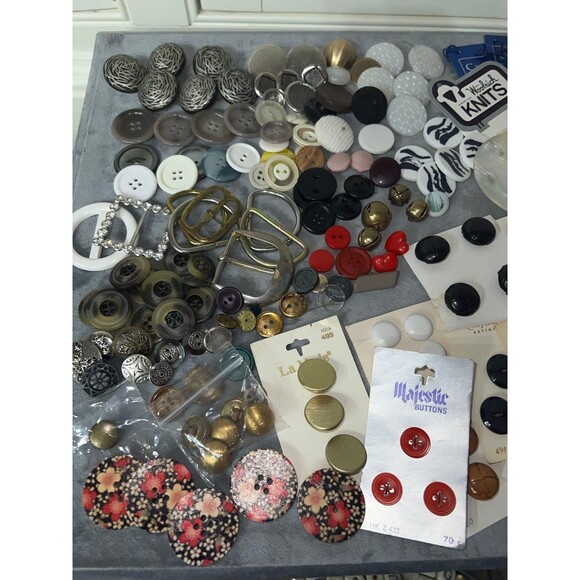 1500+ Vintage Buttons and Beads Set, DIY Craft Lot, Sewing lot, jewelry bead bun - Picture 8 of 12
